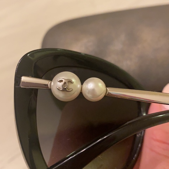 Chanel Pearl Sunglasses - Picture 3 of 4